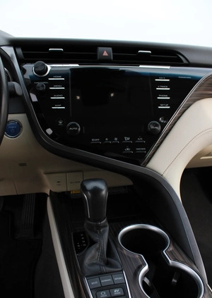 Toyota Camry cena 129000 przebieg: 69050, rok produkcji 2020 z Opoczno małe 704